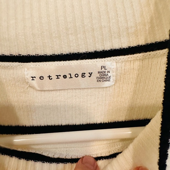 Elegant White Turtleneck Sweater with Black Trim - Picture 4 of 5